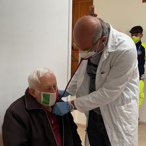 Nel 160esimo anniversario dell'Unità d'Italia, il decano dei giornalisti della Costa d’Amalfi Sigismondo Nastri riceve il vaccino