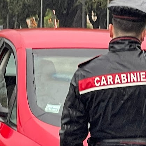 Non si ferma all'alt dei carabinieri a Maiori, giovane fugge e lancia droga nel fiume: fermato 
