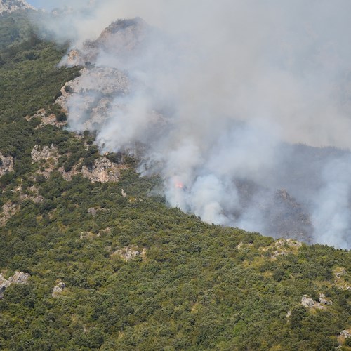 Nuovo incendio a Maiori, fiamme in località Badia di Santa Maria de' Olearia /FOTO e VIDEO