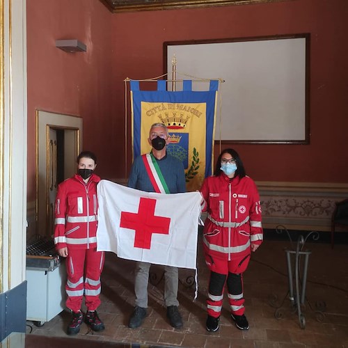 Oggi si celebra la Giornata Internazionale della Croce Rossa, Maiori espone bandiera per dire "grazie"