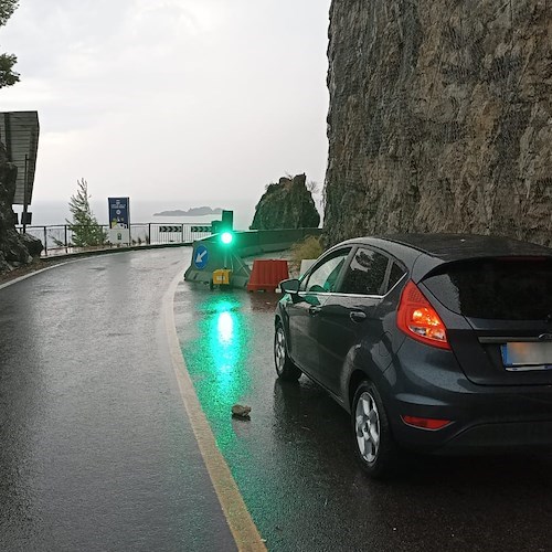 Pericoli lungo la Statale Amalfitana. Pietre danneggiano auto ferma al semaforo /foto