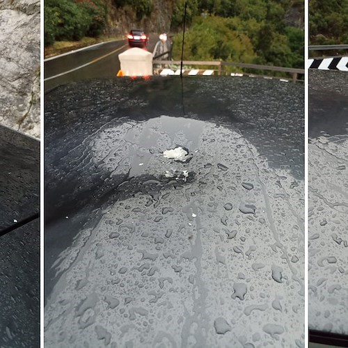 Pericoli lungo la Statale Amalfitana. Pietre danneggiano auto ferma al semaforo /foto