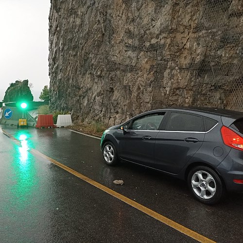 Pericoli lungo la Statale Amalfitana. Pietre danneggiano auto ferma al semaforo /foto