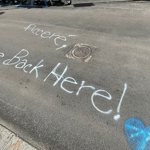 «Picceré, come back here!», a Maiori il graffito d’amore sull’asfalto appena posato /FOTO