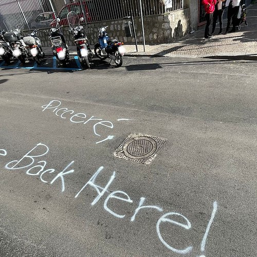 «Picceré, come back here!», a Maiori il graffito d’amore sull’asfalto appena posato /FOTO