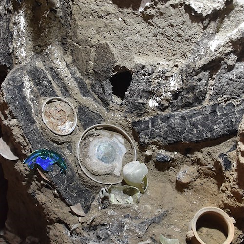 Pompei, il rinvenimento degli arredi della domus del "Larario" nella Regio V 