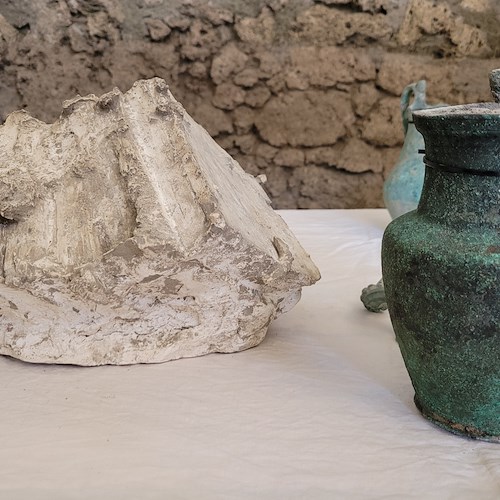 Pompei, il rinvenimento degli arredi della domus del "Larario" nella Regio V 