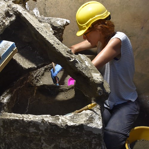 Pompei, il rinvenimento degli arredi della domus del "Larario" nella Regio V 