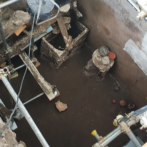 Pompei, il rinvenimento degli arredi della domus del "Larario" nella Regio V 