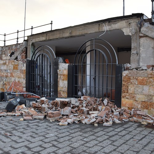 Porto danneggiato a Maiori, “Idea Comune” attacca il Sindaco: «Se ha criticità strutturali perché voleva farci una Spa?»