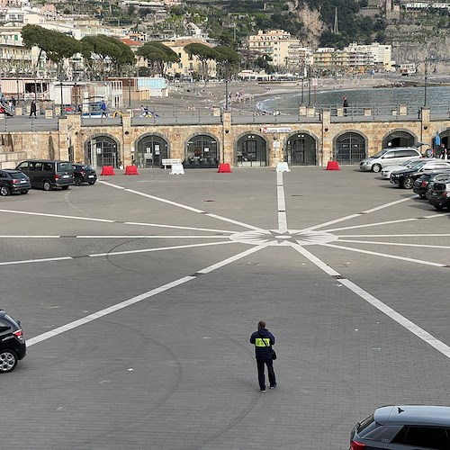 Porto di Maiori adibito a parcheggio, “Idea comune” non ci sta: «Se Amministrazione non recede, occuperemo anfiteatro in segno di protesta!»