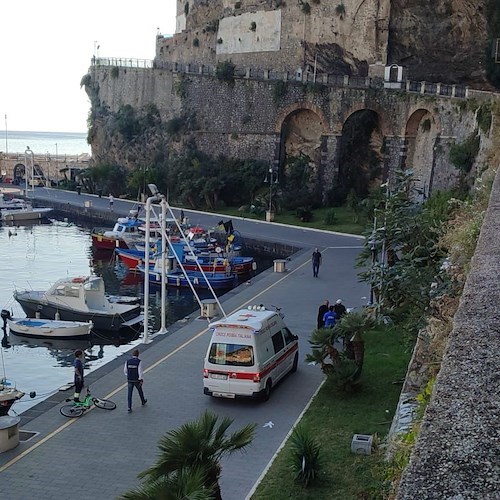 Porto di Maiori. Donna in bici sbatte la testa contro un palo in ferro: immediato l'intervento del 118