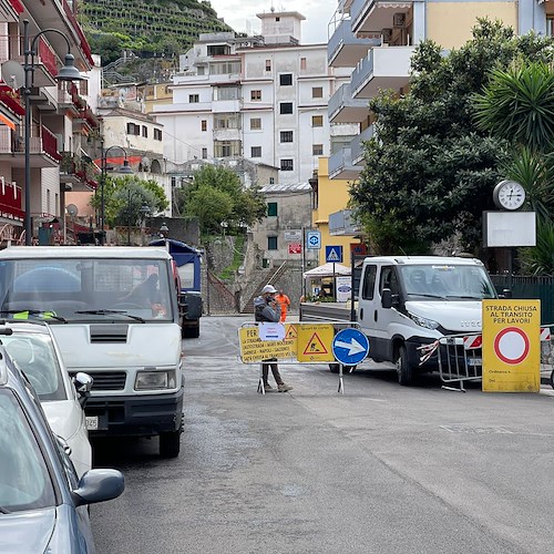 Posa asfalto in corso a Maiori, chiusa Via Nuova Chiunzi ma senza Ordinanza. Disagi per passeggeri Sita