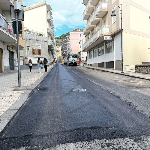 Posa asfalto in corso a Maiori, chiusa Via Nuova Chiunzi ma senza Ordinanza. Disagi per passeggeri Sita