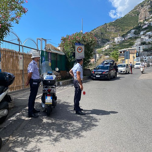 Posti di blocco congiunti tra Carabinieri e Polizie Locali per controlli su targhe alterne lungo Statale Amalfitana