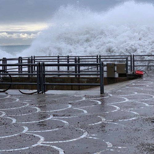 Previsti venti forti con raffiche e possibili mareggiate, la Protezione Civile della Regione Campania dirama Allerta Meteo