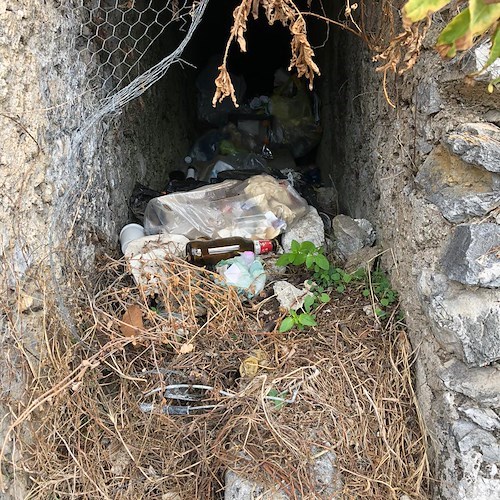 Rifiuti abbandonati sul Sentiero dei limoni, amara scoperta sull'itinerario tra Minori e Maiori / FOTO