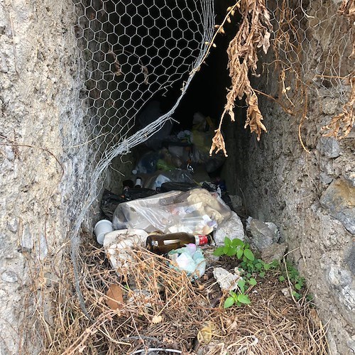 Rifiuti abbandonati sul Sentiero dei limoni, amara scoperta sull'itinerario tra Minori e Maiori / FOTO