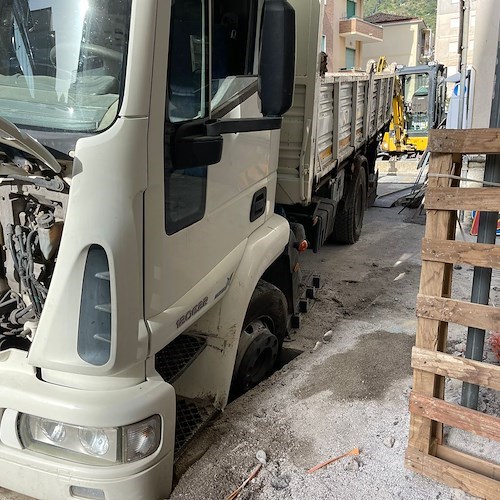 Rimane incastrato negli scavi per la fibra ottica, camion sollevato con la gru a Maiori