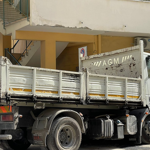 Rimane incastrato negli scavi per la fibra ottica, camion sollevato con la gru a Maiori