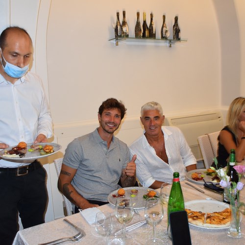 Risate e applausi a Maiori per "Che Coppia Noi Tre", poi Biagio Izzo e Stefano De Martino si fermano a cena da Masaniello