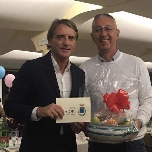 Roberto Mancini a cena a Maiori riceve il benvenuto dal Sindaco Antonio Capone con tutta la dolcezza firmata Sal De Riso