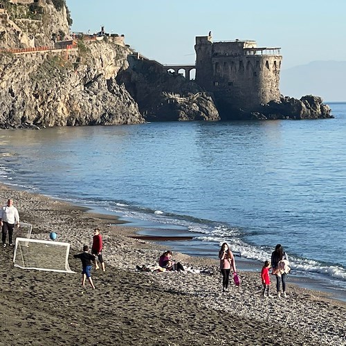 Sabato soleggiato in Costa d’Amalfi, a Maiori tutti in spiaggia per una passeggiata rigenerante 