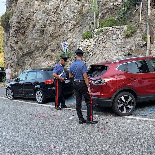 Scene da film poliziesco a Maiori: autoarticolato tampona vetture in sosta, braccato da automobilisti