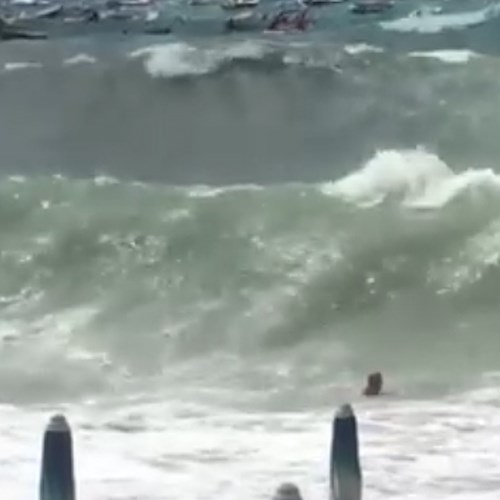 Sfida il mare in tempesta rischiando di annegare, salvato dalla prontezza degli operatori del Lido Paradise Beach /Video