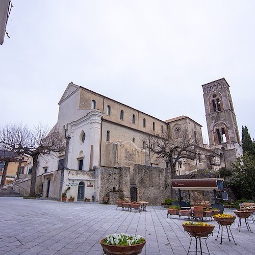 Si presenta come «amico del parroco di Ravello», poi fugge senza pagare bar e B&B: caccia allo scroccone