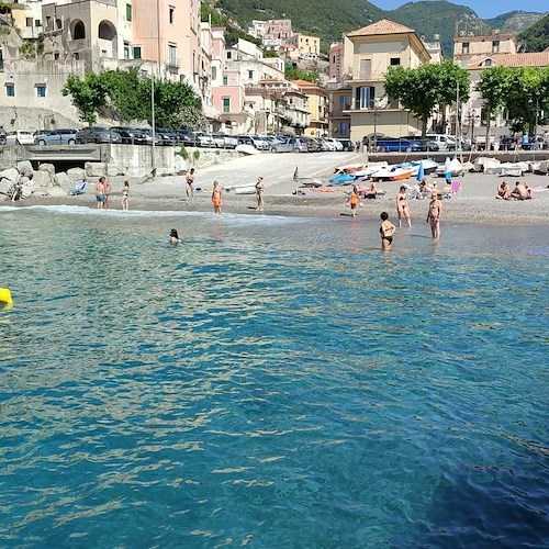 Specchio d'acqua di Minori riammesso alla balneazione, Comune: «Merito della nuova condotta»