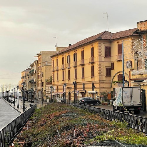 Stretta sui rifiuti a Maiori, Sindaco: «Controlleremo su scarichi abusivi ed eviteremo uso improprio dei cestini»