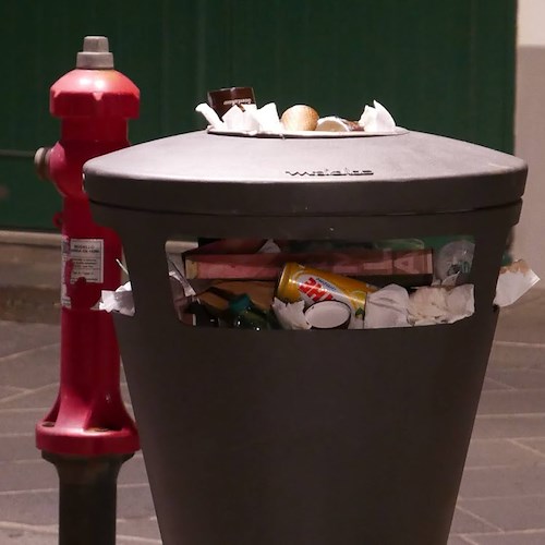 Stretta sui rifiuti a Maiori, Sindaco: «Controlleremo su scarichi abusivi ed eviteremo uso improprio dei cestini»