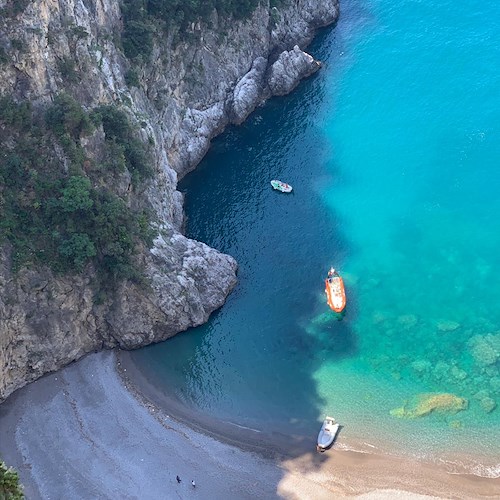 Suicidio in Costiera Amalfitana: uomo trovato cadavere sulla spiaggia di "Cavallo Morto" a Maiori