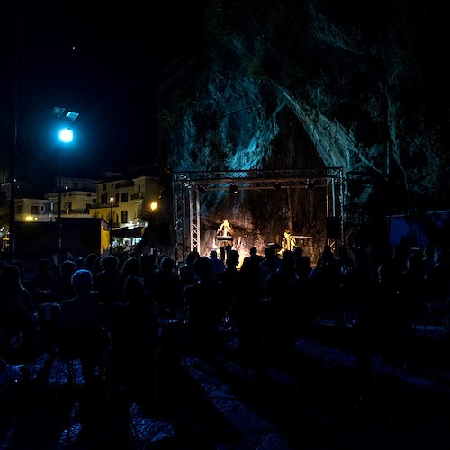 Teatri in Blu: spettacoli per famiglie, musica live e percorsi segreti nel borgo di Cetara