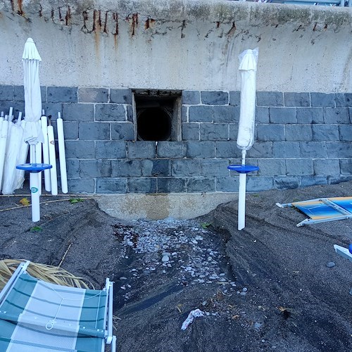 Temporale in Costa d'Amalfi: nella notte allagamenti e rami caduti. Danneggiati stabilimenti a Maiori / FOTO 