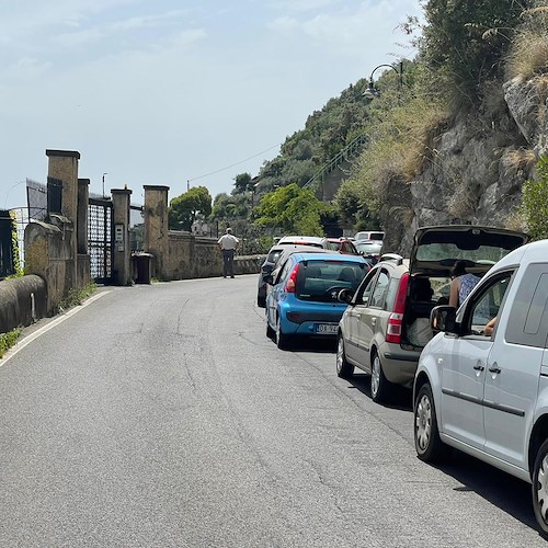Torna l’incubo traffico in Costa d’Amalfi: da giorni la SS163 è impraticabile senza ausiliari 