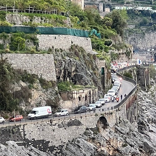 Traffico bloccato dalle 7 del mattino lungo la Statale "Amalfitana" /FOTO