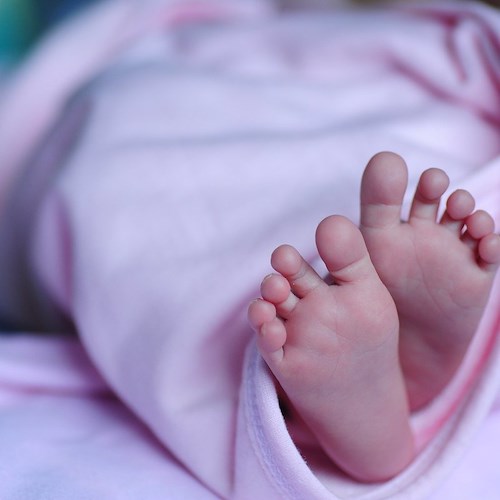 Tragedia a Napoli, bimbo nato morto in clinica: ritardi nel parto per esito tampone