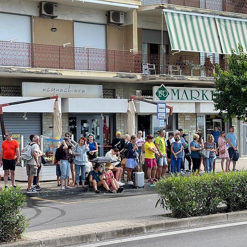 Traghetti sospesi per allerta meteo, a Maiori tantissime persone lasciate a piedi dal trasporto su gomma