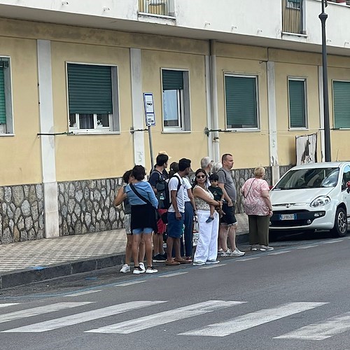 Traghetti sospesi per allerta meteo, a Maiori tantissime persone lasciate a piedi dal trasporto su gomma