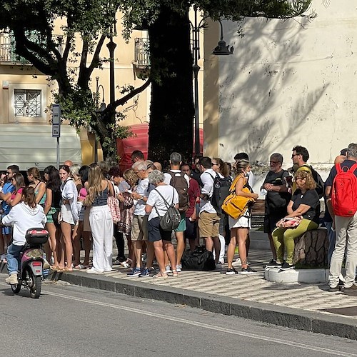 Traghetti sospesi per allerta meteo, a Maiori tantissime persone lasciate a piedi dal trasporto su gomma