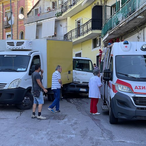 Tramonti: incidente a Pucara tra due mezzi pesanti, uomo trasferito a Castiglione /FOTO