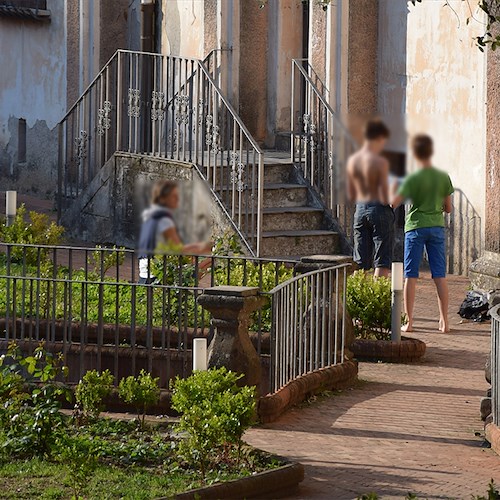 Turisti francesi fanno il bagno nelle vasche dei giardini di Palazzo Mezzacapo