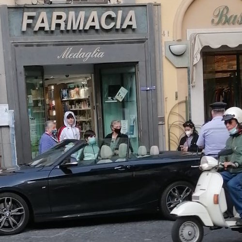 Turisti indisciplinati ad Amalfi. Parcheggiano in ZTL, erano arrivati in auto dalla Svizzera senza aver fatto il tampone /sanzioni