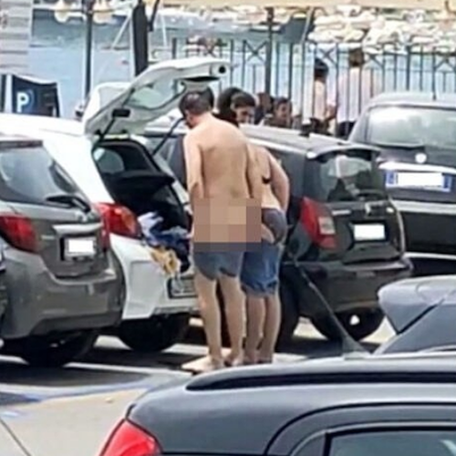 Turisti senza ritegno a Maiori: coppia sale dal mare e si cambia il costume nel parcheggio 