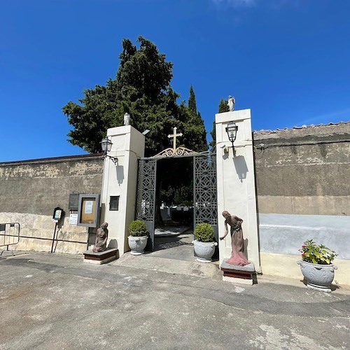 Una serata di apertura straordinaria per visitare i propri cari al cimitero: la richiesta di Enrico Ferrara al Comune
