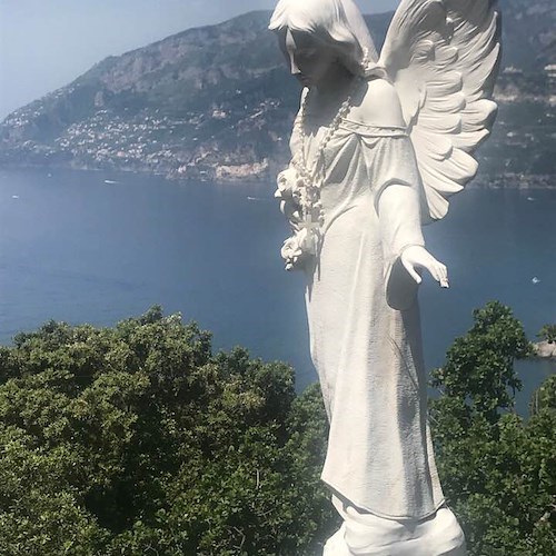 Una serata di apertura straordinaria per visitare i propri cari al cimitero: la richiesta di Enrico Ferrara al Comune