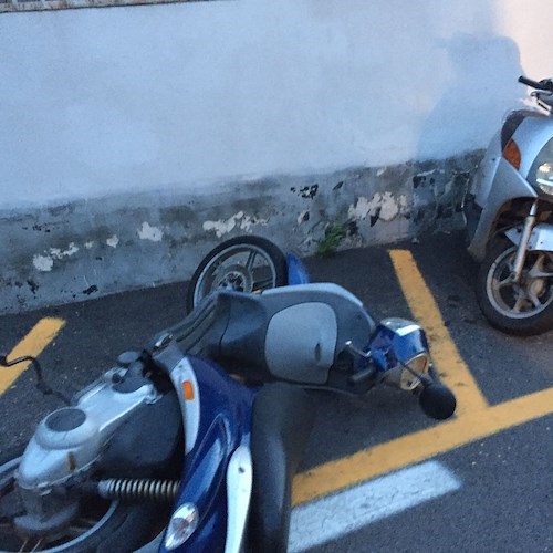 Vento forte fa danni in Costa d'Amalfi: motorini a terra, ormeggi rotti e pedane "volanti" /FOTO