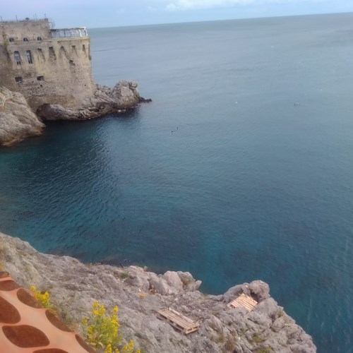 Vento forte fa danni in Costa d'Amalfi: motorini a terra, ormeggi rotti e pedane "volanti" /FOTO